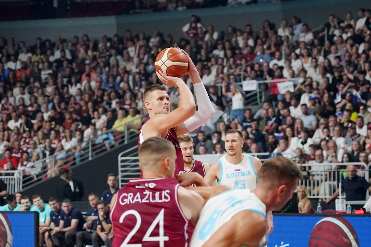 Latvijas basketbola izlase pēdējā pārbaudes spēlē mājās izcīna uzvaru