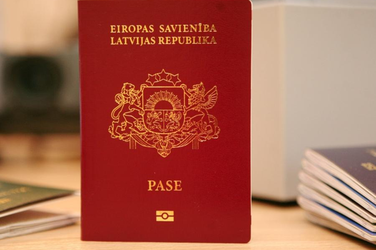 Latvijas pilsonībā uzņems 77 personas