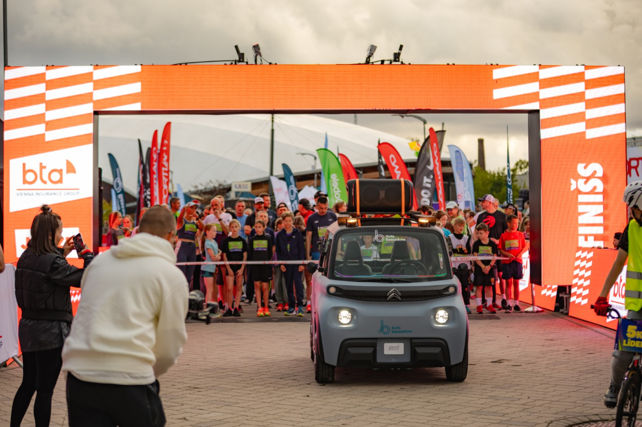 Sporta cienītāji BTA Nakts Pusmaratonā izskrien naksnīgo Jelgavu