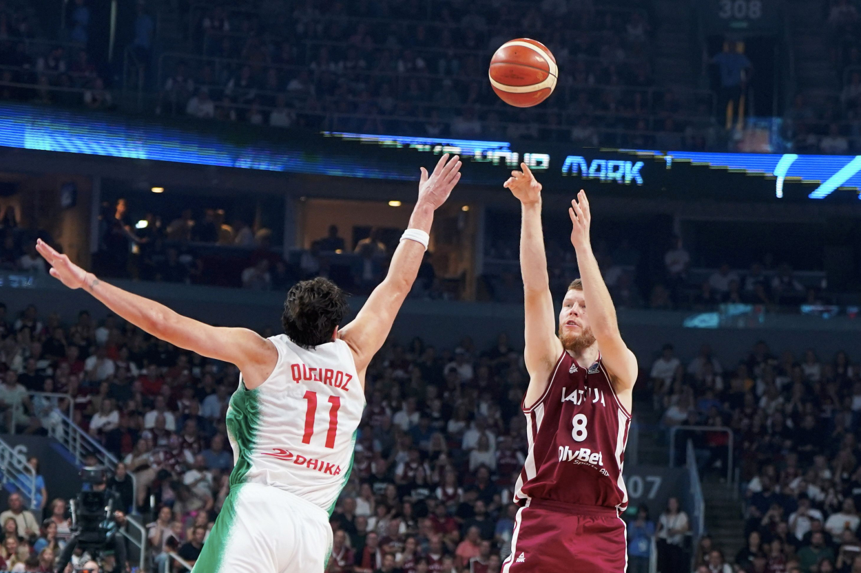 Latvijas basketbolisti EČ mačā Rīgā uzvar Portugāli