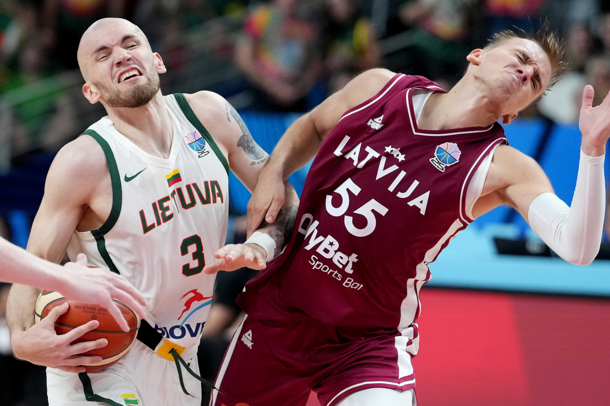 Latvijas basketbolisti Eiropas čempionātu beidz ar zaudējumu mačā ar Lietuvu