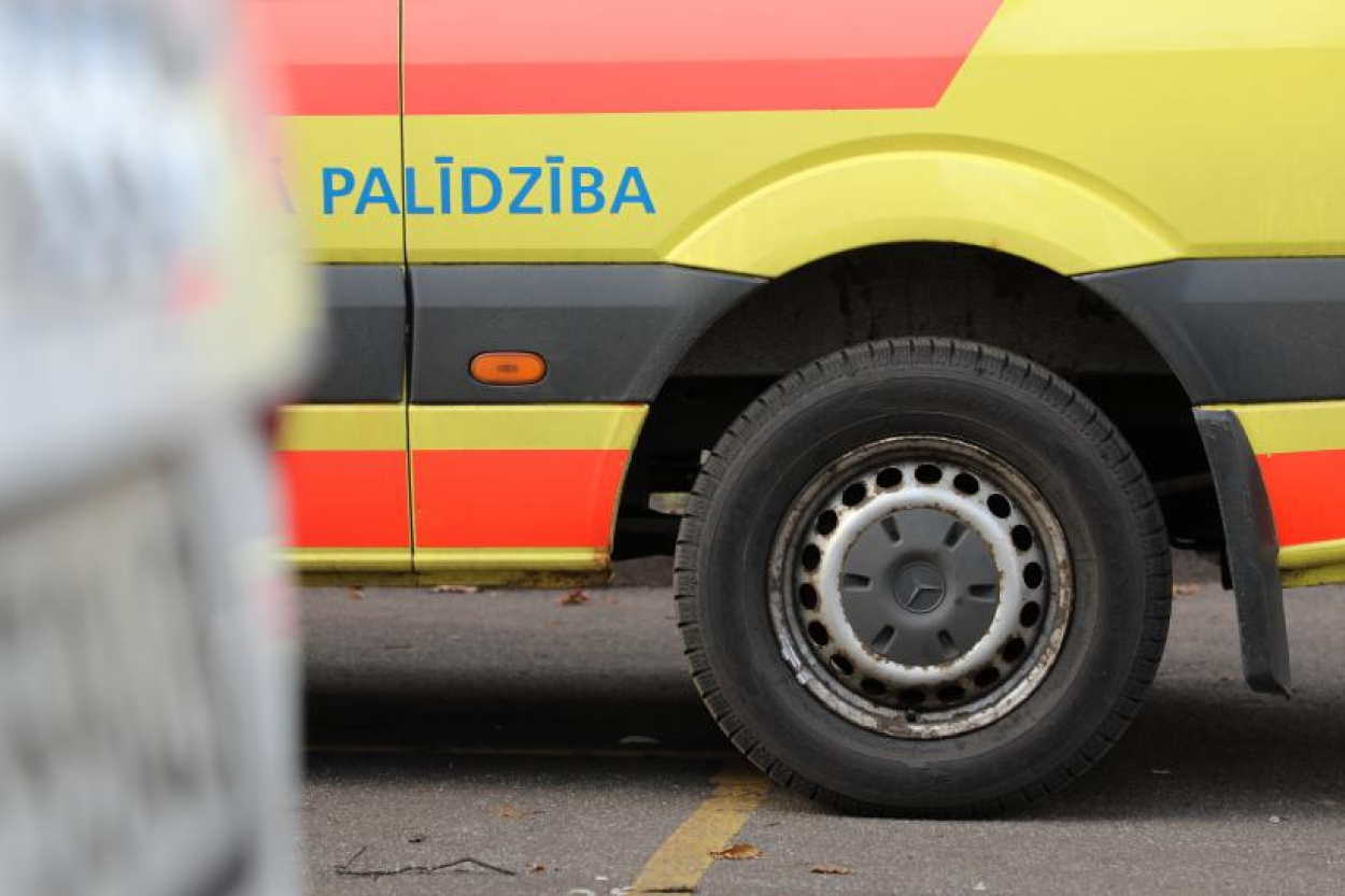 Rīgā satiksmes negadījumā cietis motociklists un trīs NMPD darbinieki