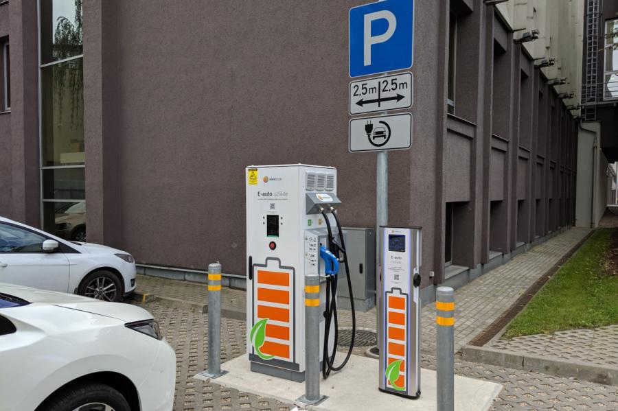 Visā Baltijā jau izbūvētas 1500 elektrisko mašīnu uzpildes stacijas (+VIDEO)