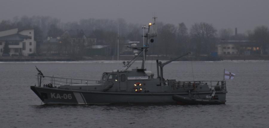 Daugavā franču viesus pavada Latvijas jūrnieki.