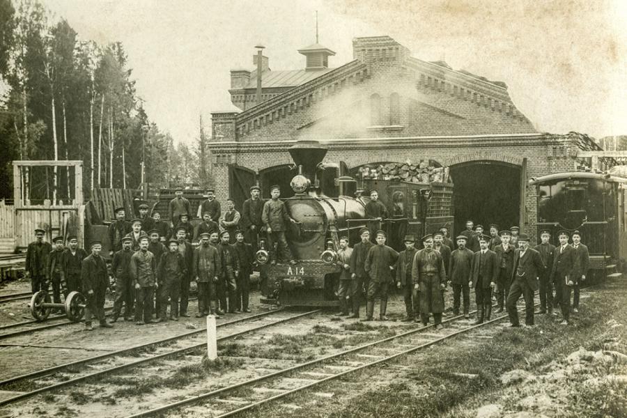 1903. gadā atklāta šaursliežu dzelzceļa līnija.